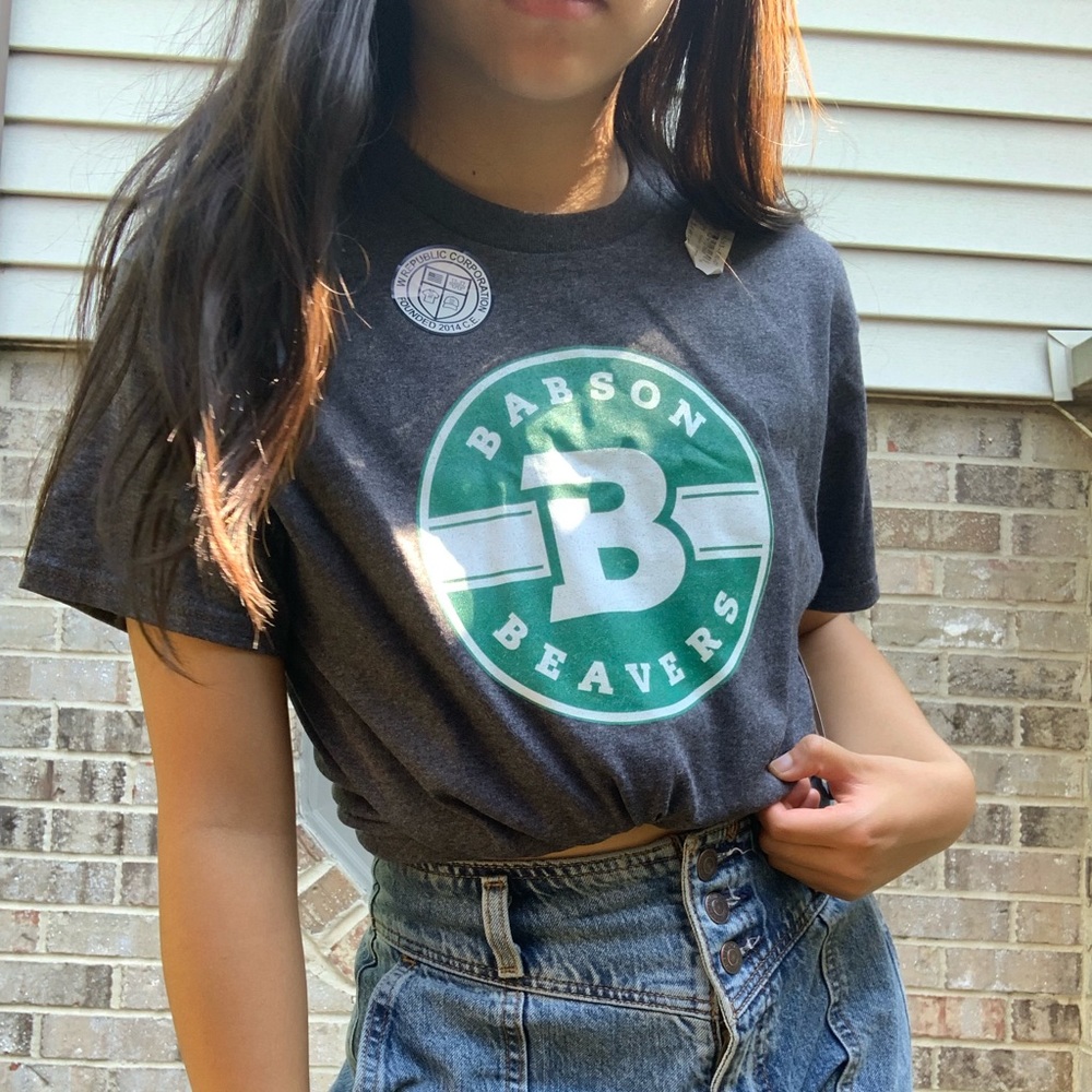 *NEVER WORN* Babson College NCAA Cotton T-Shirt - Picture 1 of 8